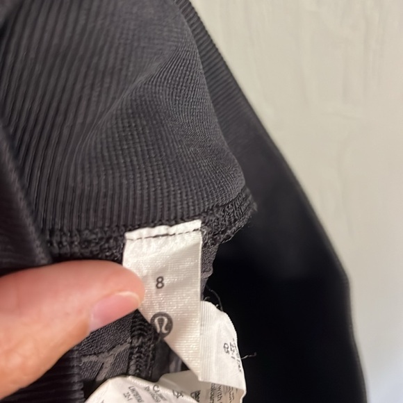 Lululemon bike shorts size 8 in grey/black - Picture 5 of 5